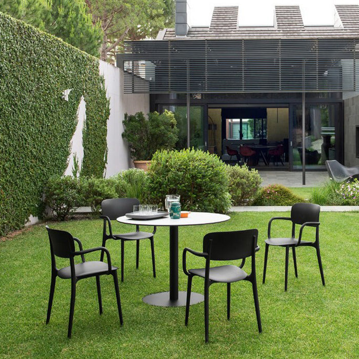 silla liberty de plástico con brazos negro interior y exterior